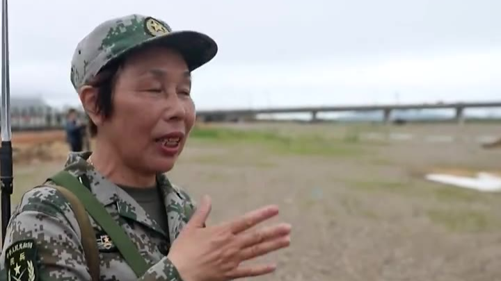 电影《海霞》原型“洞头先锋女子民兵连”成立60年,花甲女民兵重回训练场,4发39环,英姿不减当年!